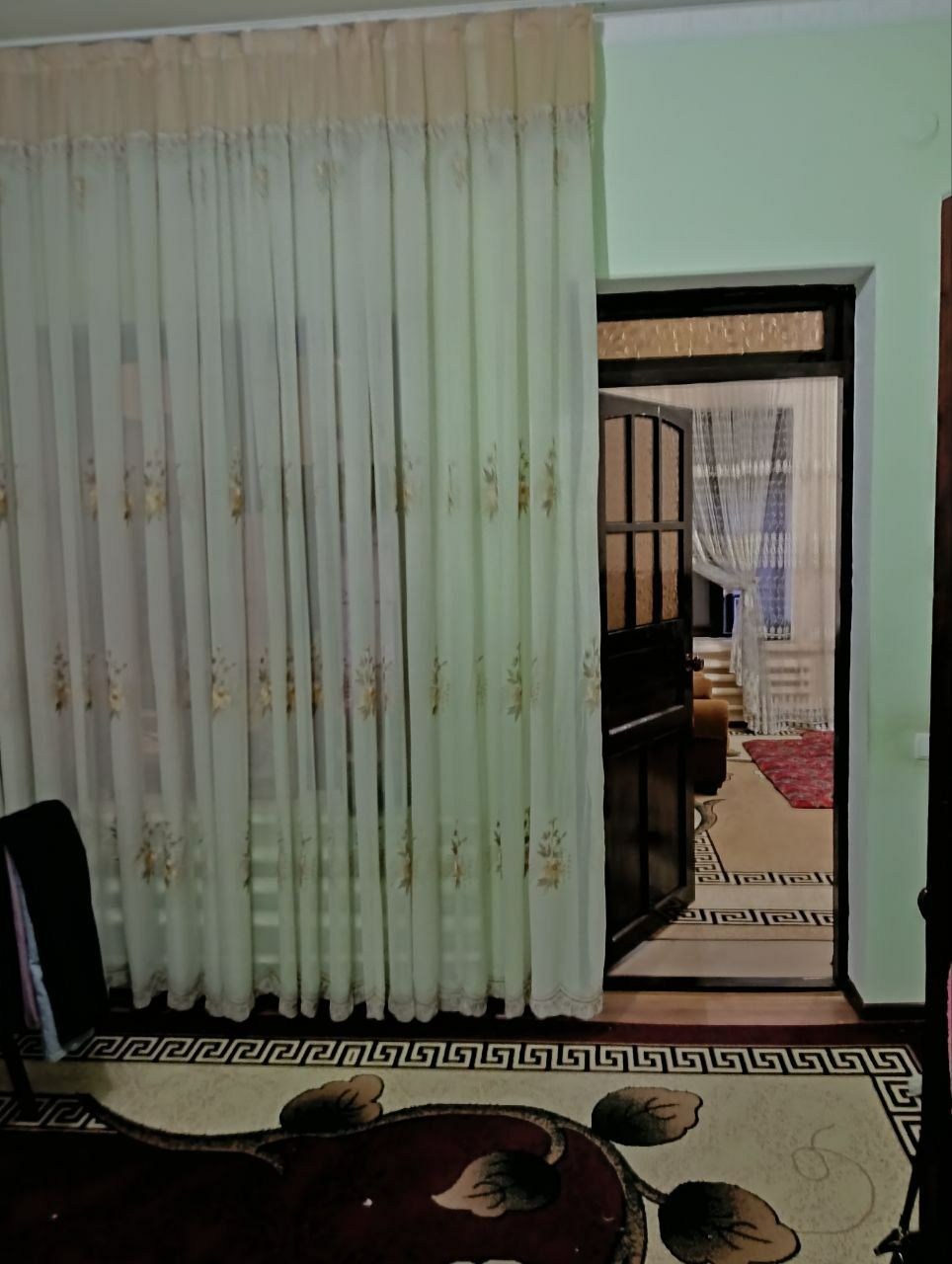 Hovli uy sotiladi