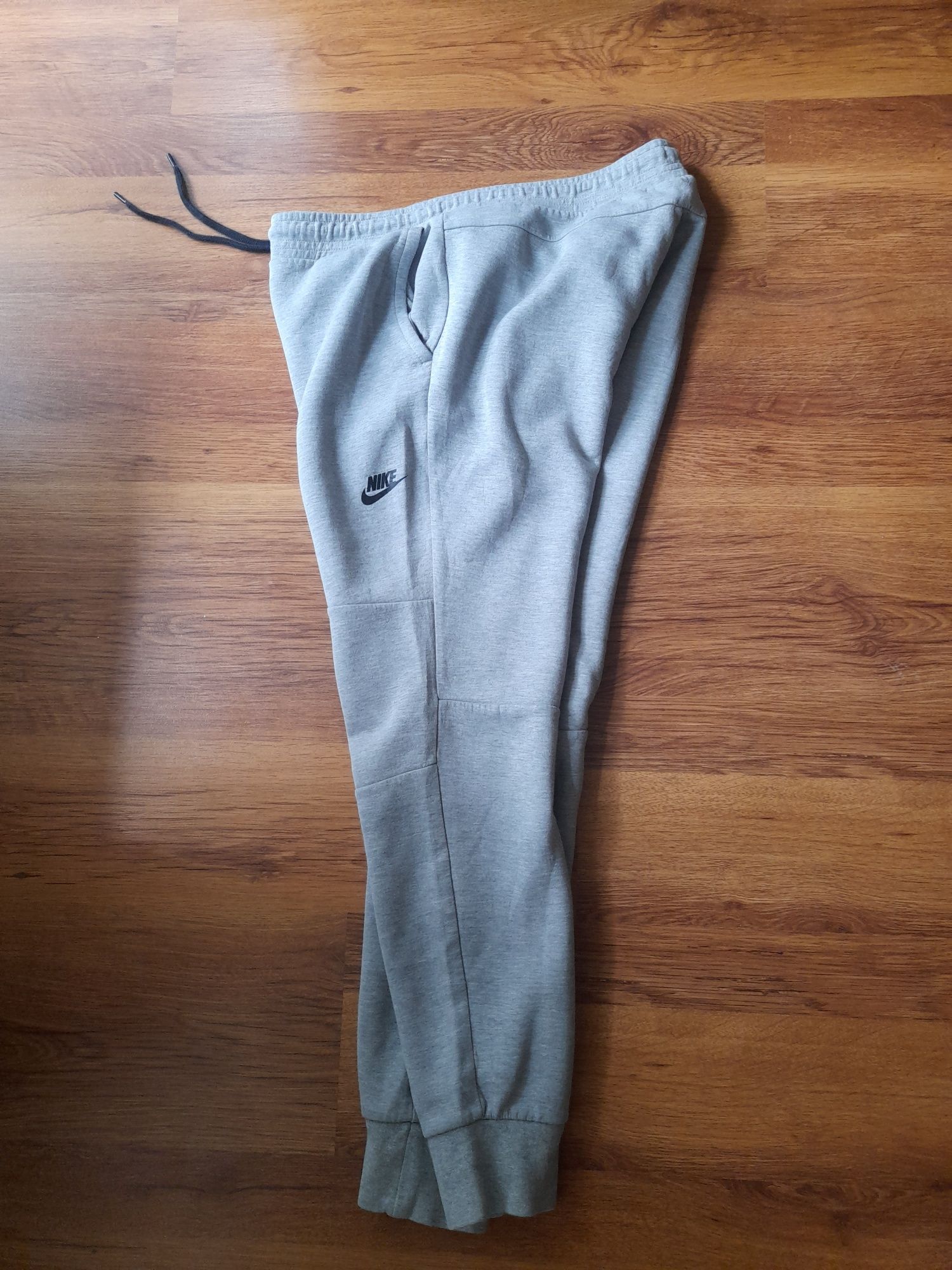 Nike tech мъжко долнище M размер.
