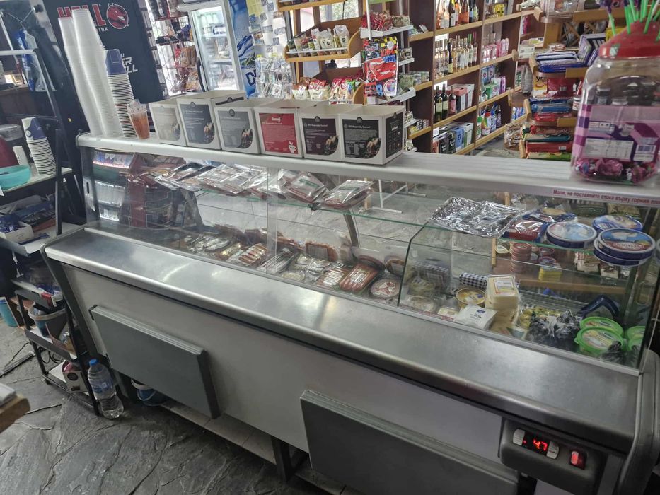 Хладилна витрина “Наги”