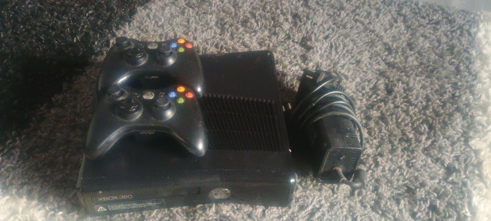 Vând Xbox 360 , 500 GB  + 2 manete cadou