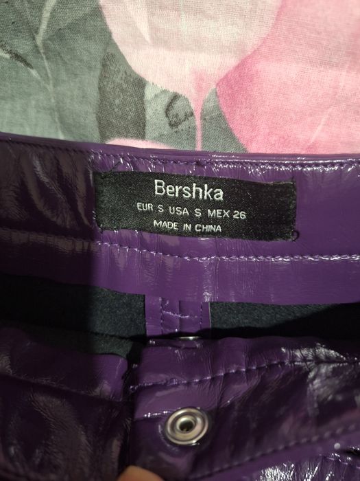 Кожена пола на Bershka