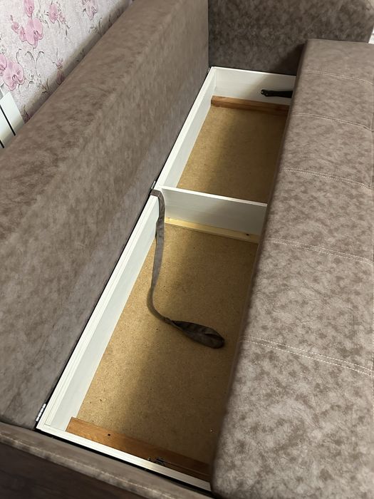 Диван новый, очень мягки удобный, нету царапина нету грязь,