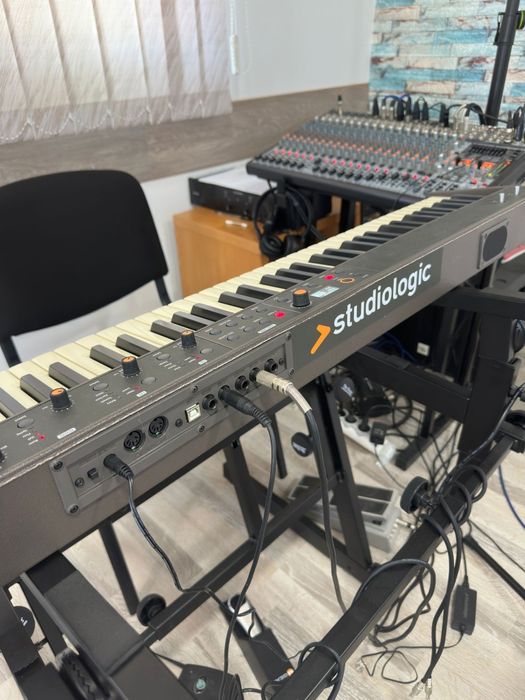 Vând pian Studiologic