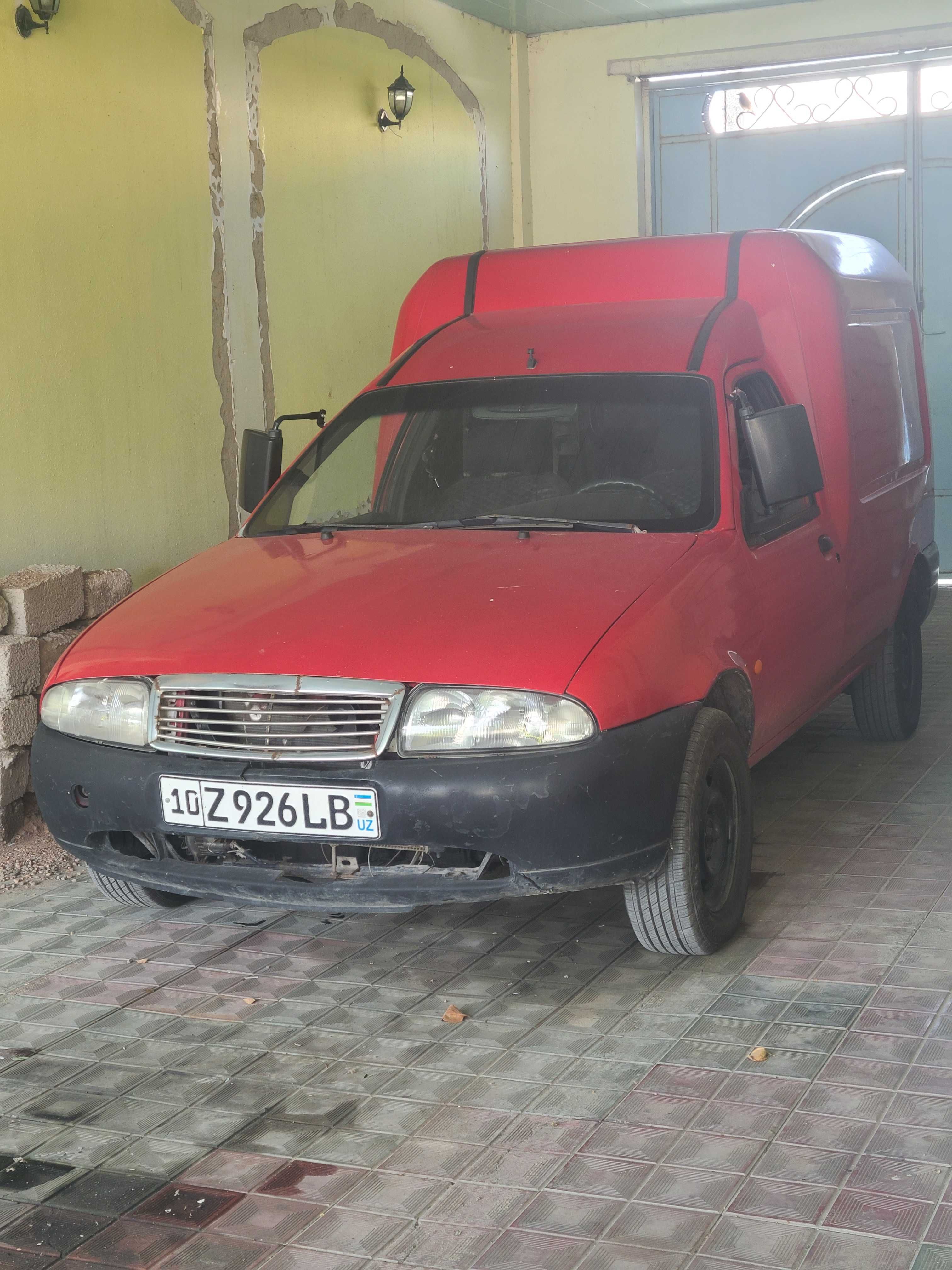 Avtomabil ford couruer