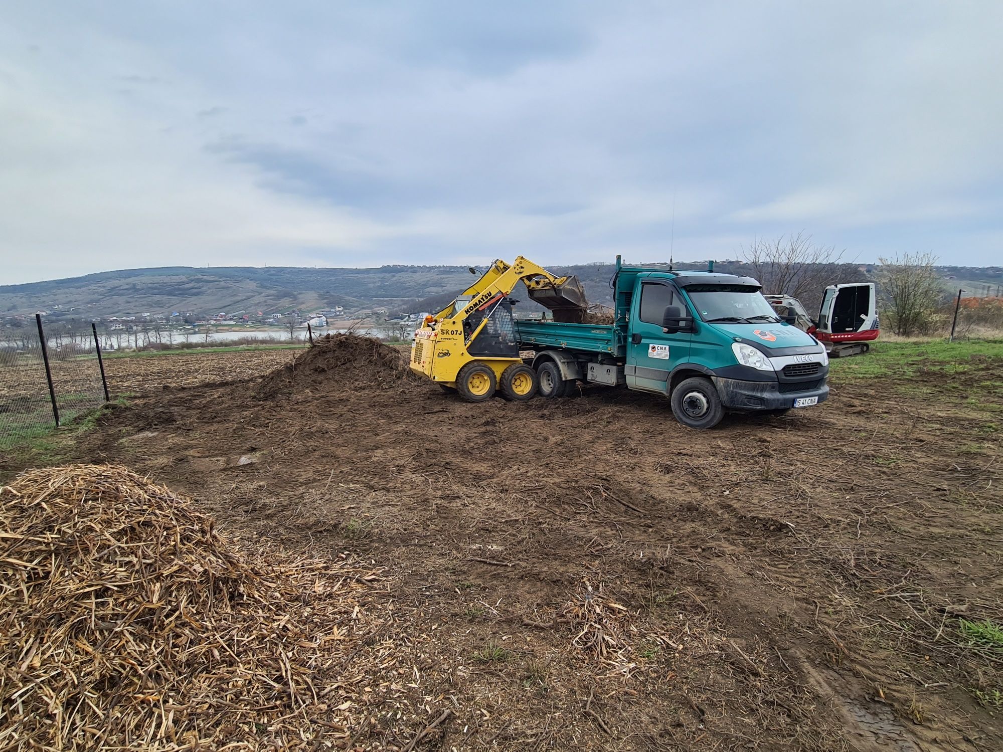 Miniexcavator miniîncarcator bobcat cilindru compactor piatra drumuri