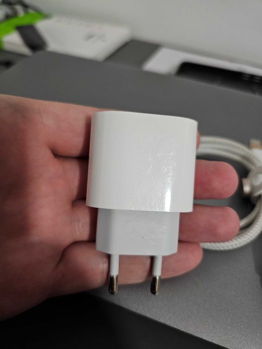 Incarcator si husa iPhone 16