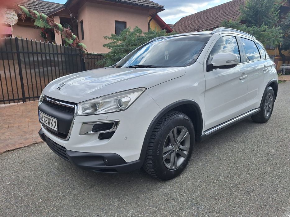 Vând Peugeot 4008 impecabil
