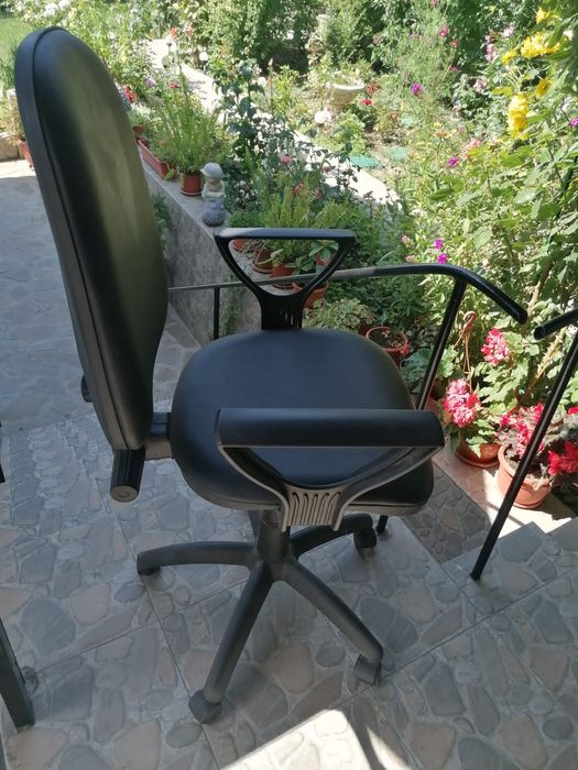 Vând birou de sticla și scaun reglabil