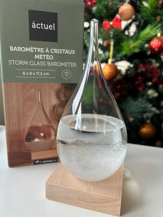 Predictor de vreme din sticlă sau barometru în formă de picătură