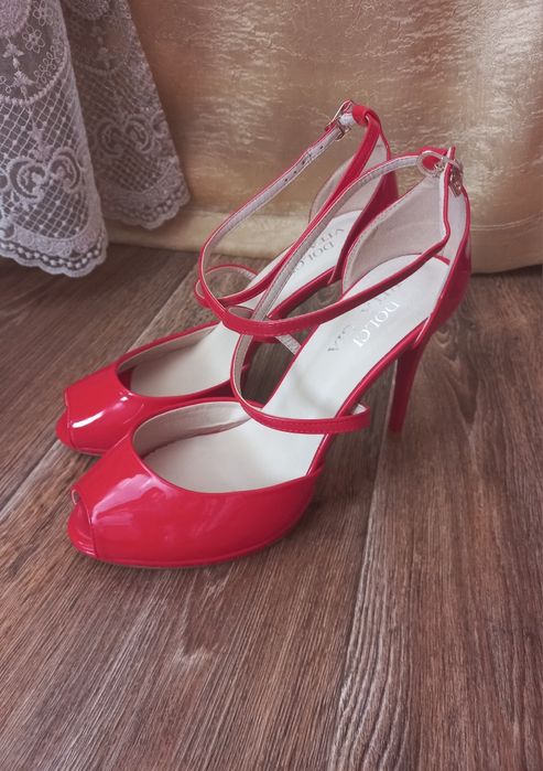 Красные туфли с ремешками