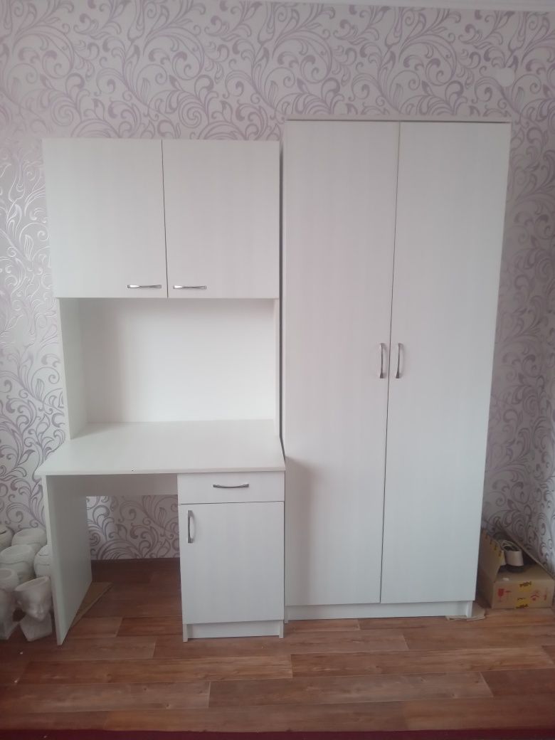 Шкаф,стол,кровать