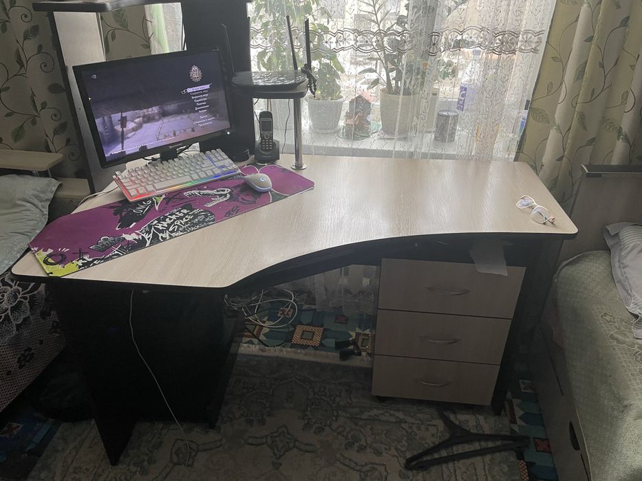 Стол письменный.