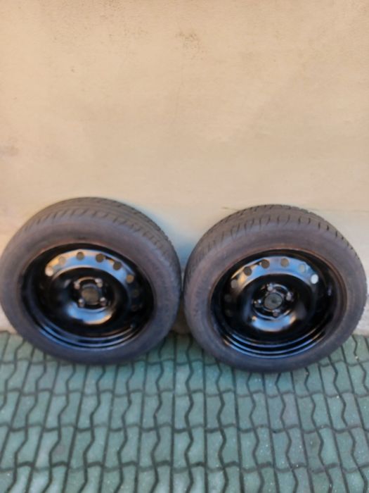 2 jenti cu cauciucuri