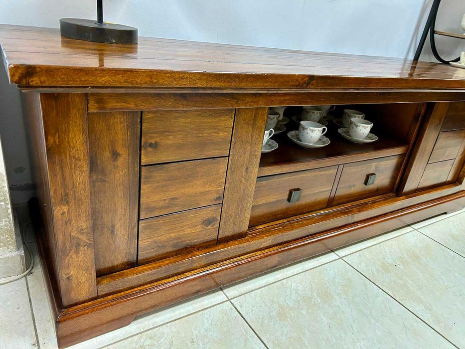 Шкаф от масивно дърво