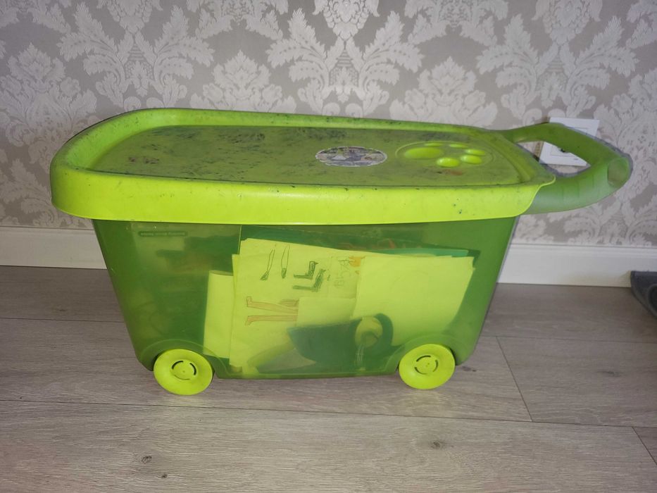 продам корзину на колесиках для игрушек и детских вещей за 9000 тенге