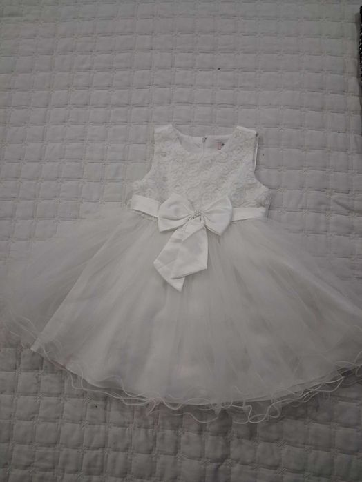 Бяла рокля за момиче