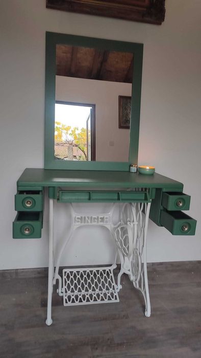 Дамски тоалетки с огледало SINGER