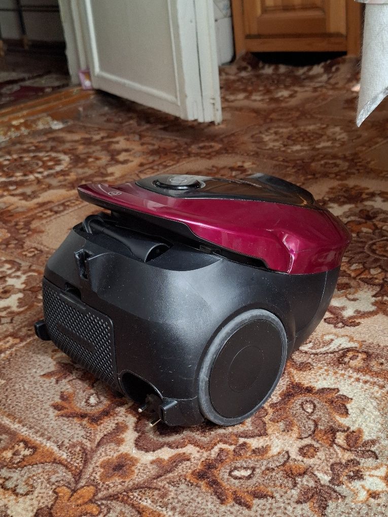 Samsung pilesos sotiladi. Продаётся Самсунг пылесос 2000W.