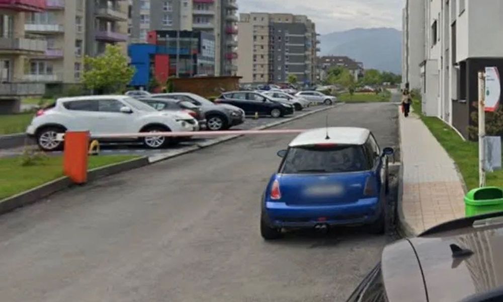 Închiriez loc de parcare