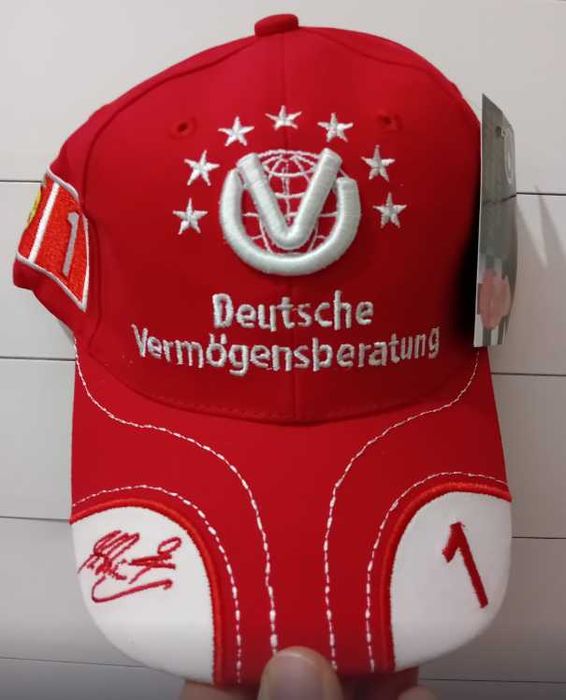 Оригинална шапка на Михаел Шумахер с автограф