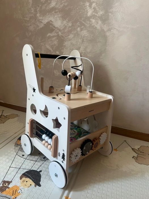 Antemergător Mamabrum din lemn cu jocuri Montessori