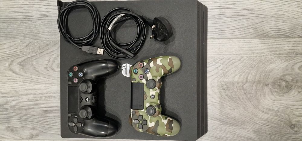 Vand PS4 PRO (1T spatiu de stocare)