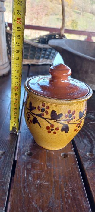 Cani,farfuri, obiecte din lemn si un covoraș ornamental