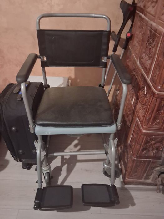 Vând scaun cu rotile de interior cu toaleta atașată