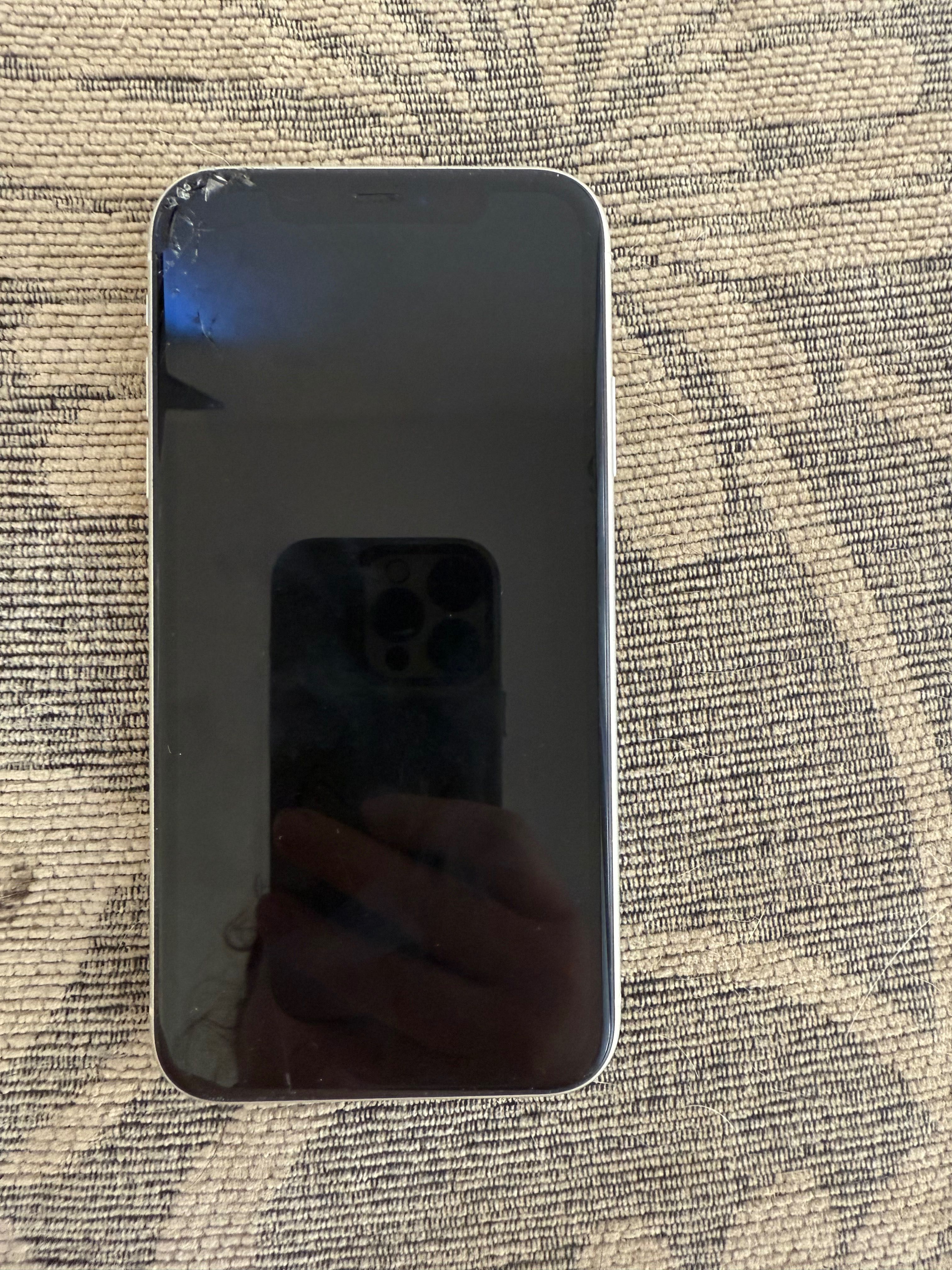 iPhone 11 64 GB работи без проблеми