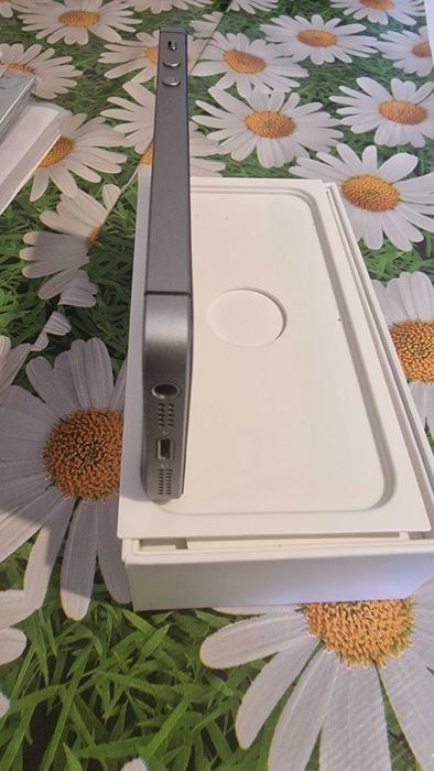 Чисто нови телефони IPhone SE