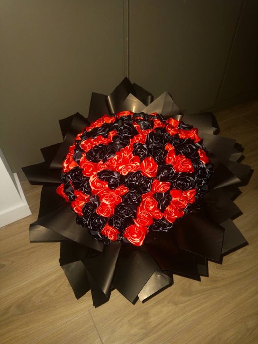 Роскошный букет из 119 искусственных роз (чёрно-красный)
