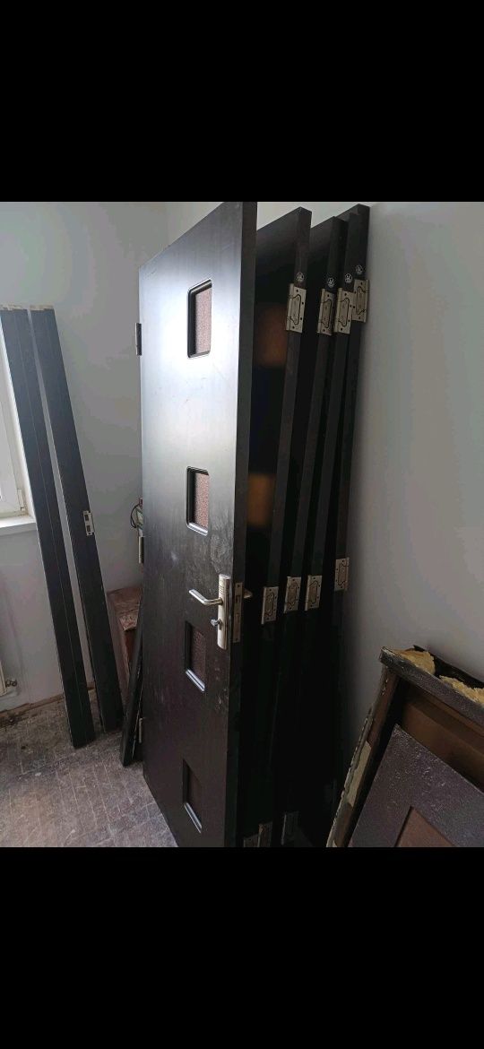 Usi de interior din mdf și lemn