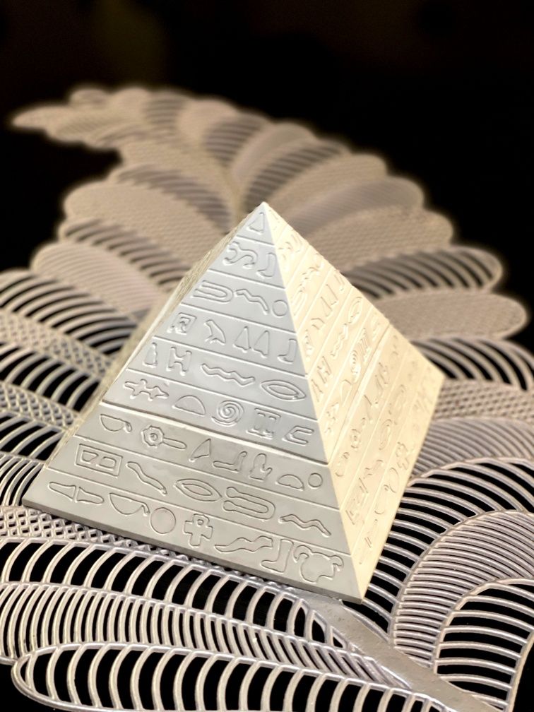 Scrumieră piramidă handmade decorațiuni din ipsos