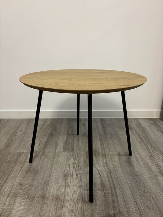 Masă lemn rotundă cu picioare metalice negre