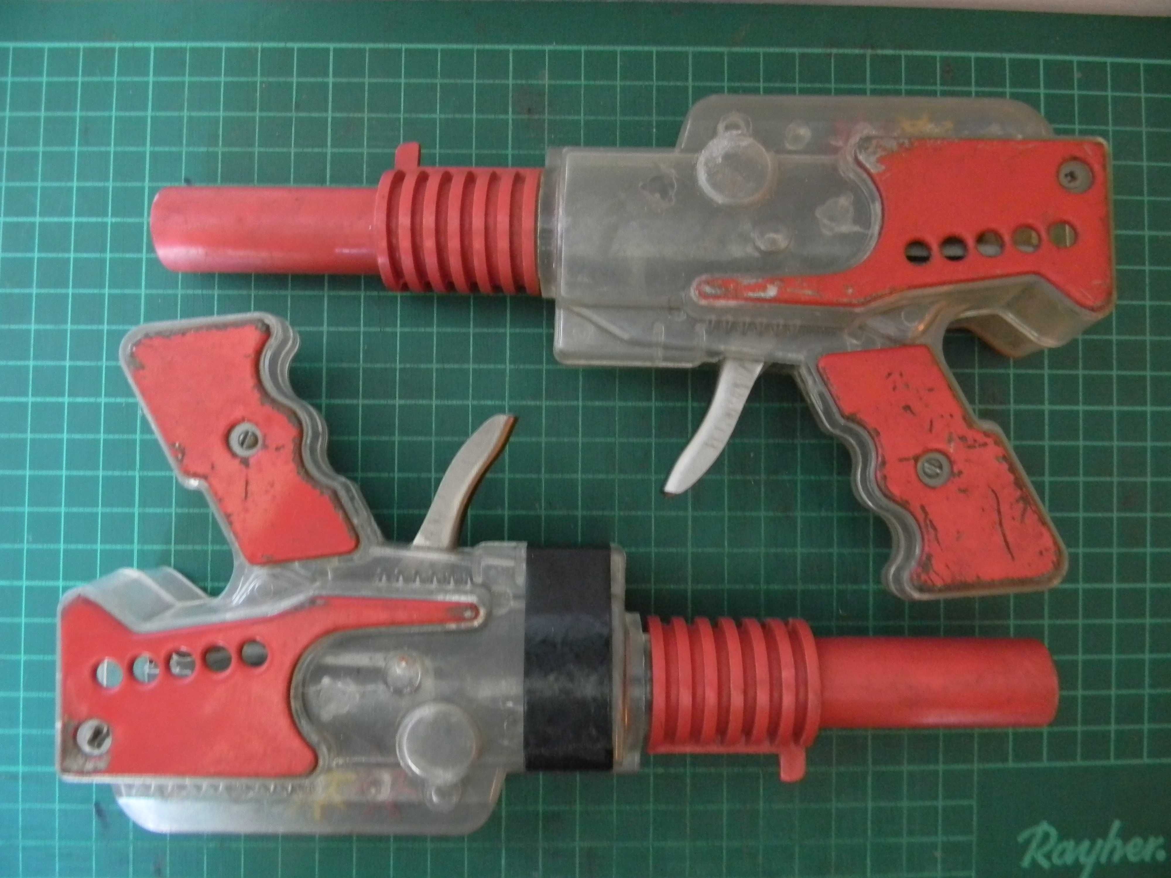 Jucarii 2 pistoale din plastic romanesti din anii 70-80