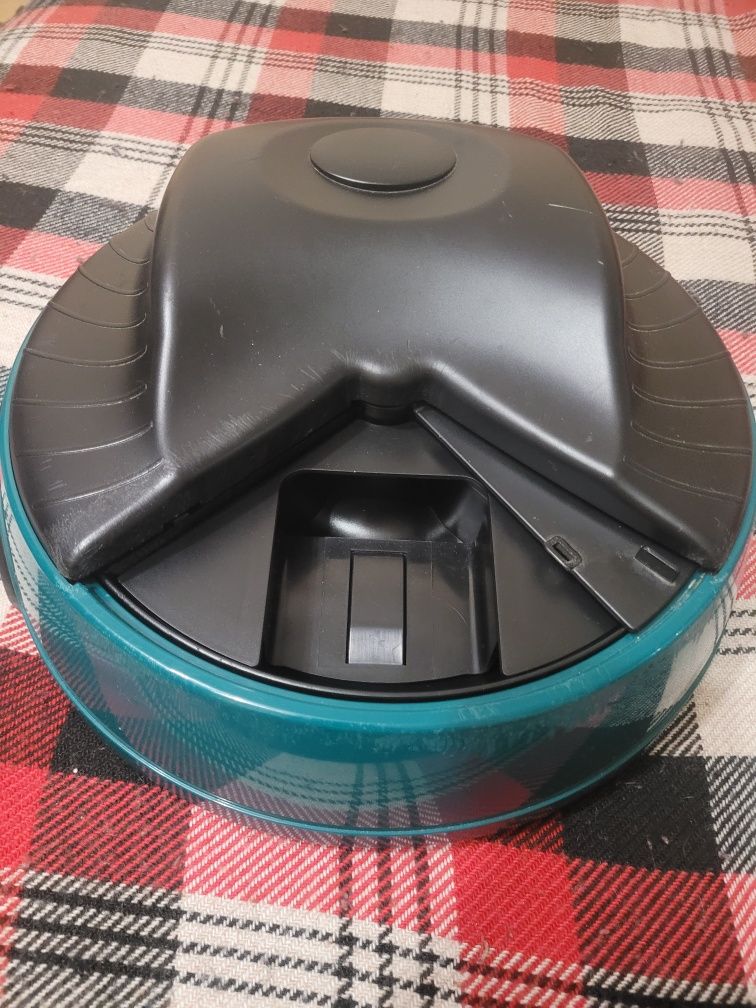 Продавам автоматична хранилка Pet Feeder КН 6900