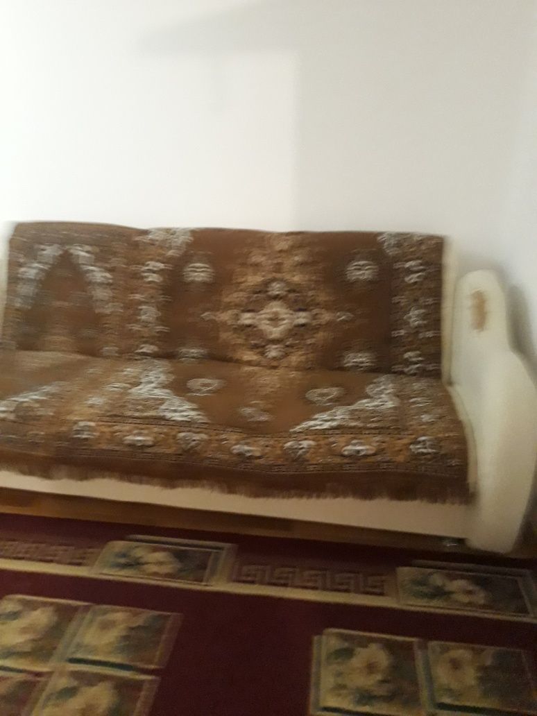 Белый  кожанный  диван