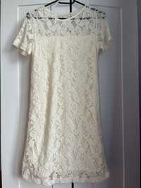Бяла дантелена рокля