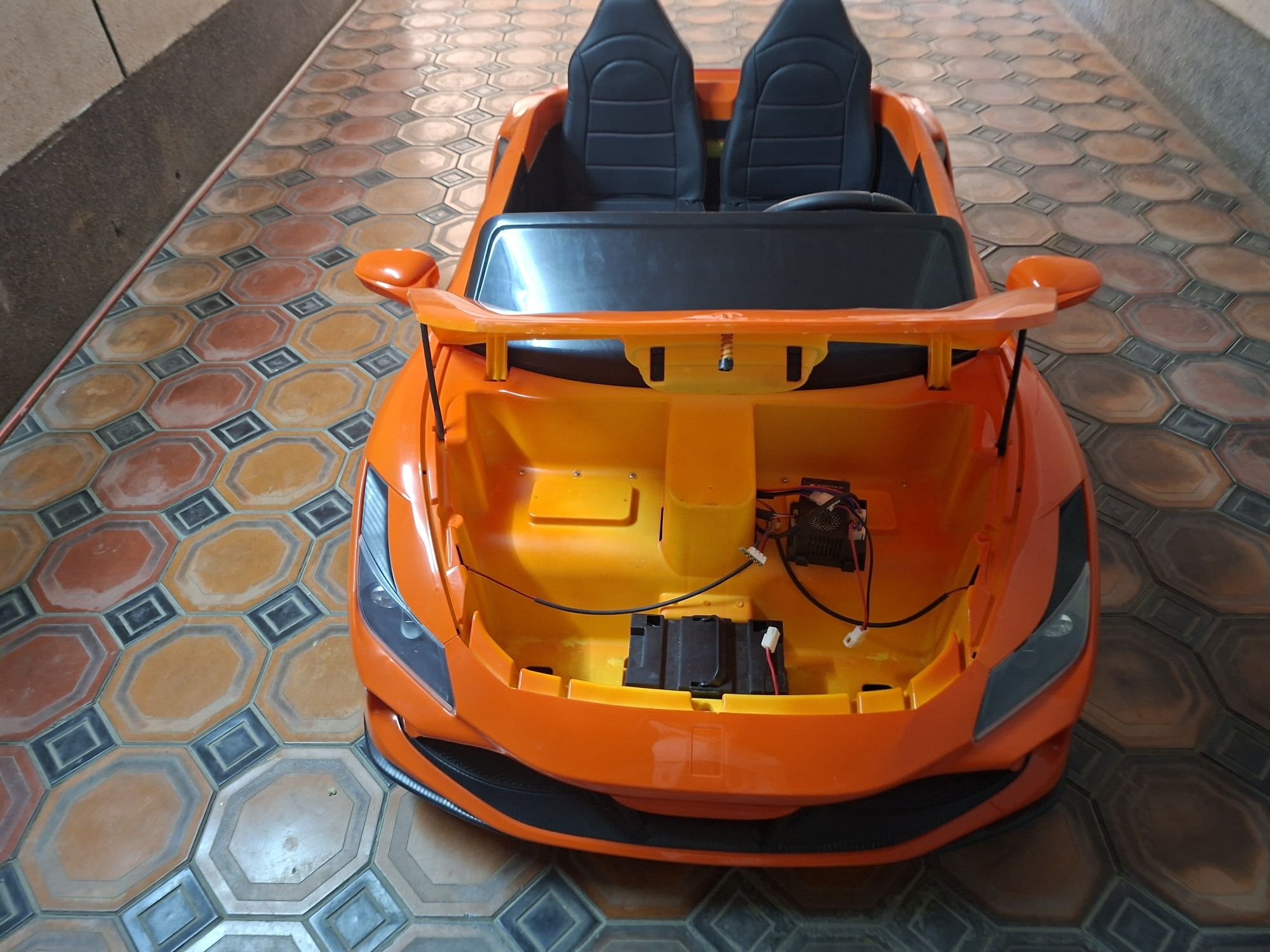 Ferari R8 holati zo'r rangi oranjiviy