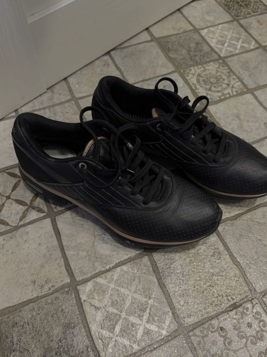 Продам кроссовки женские