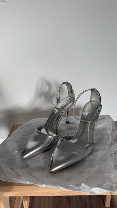 Pantofi cu toc Stradivarius marime 36 stare excelenta !