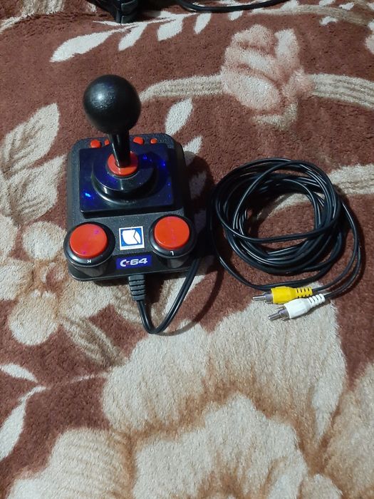 Vand manetă Joystick C-64 Originală cu Cabluri AV - Stare bună retro