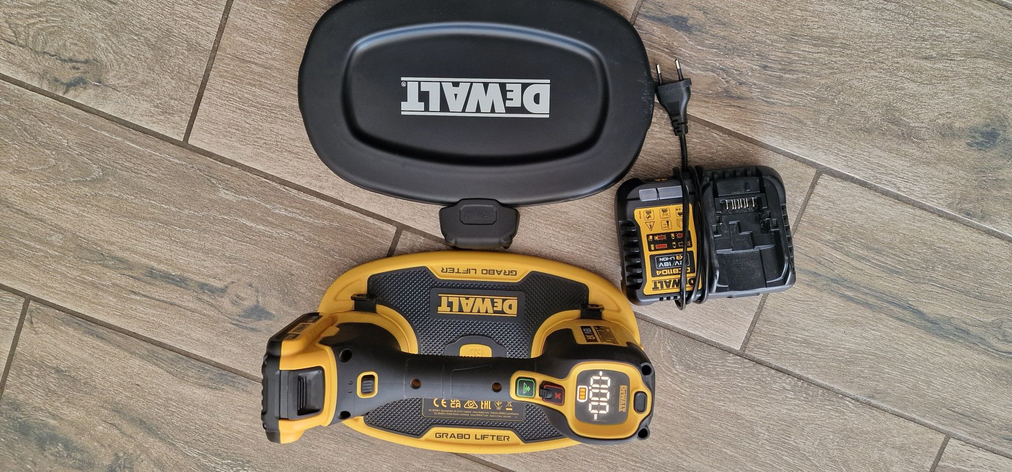 Акумулаторна вендуза DeWalt DCE590N-XJ