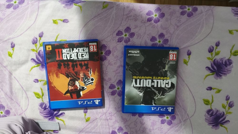 PS4 slim с два контролера и две игри  !!!