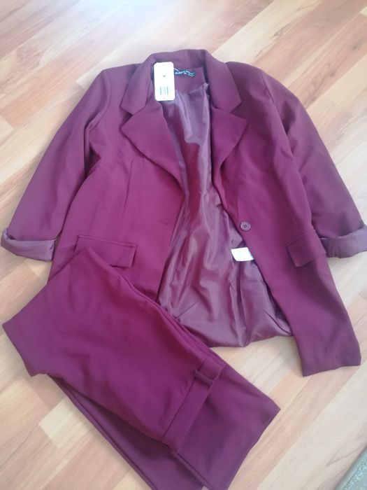Нов дамски костюм, М размер цвят бордо.