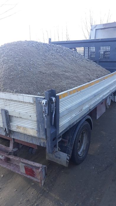 Gunoi de grajd , nisip , pământ