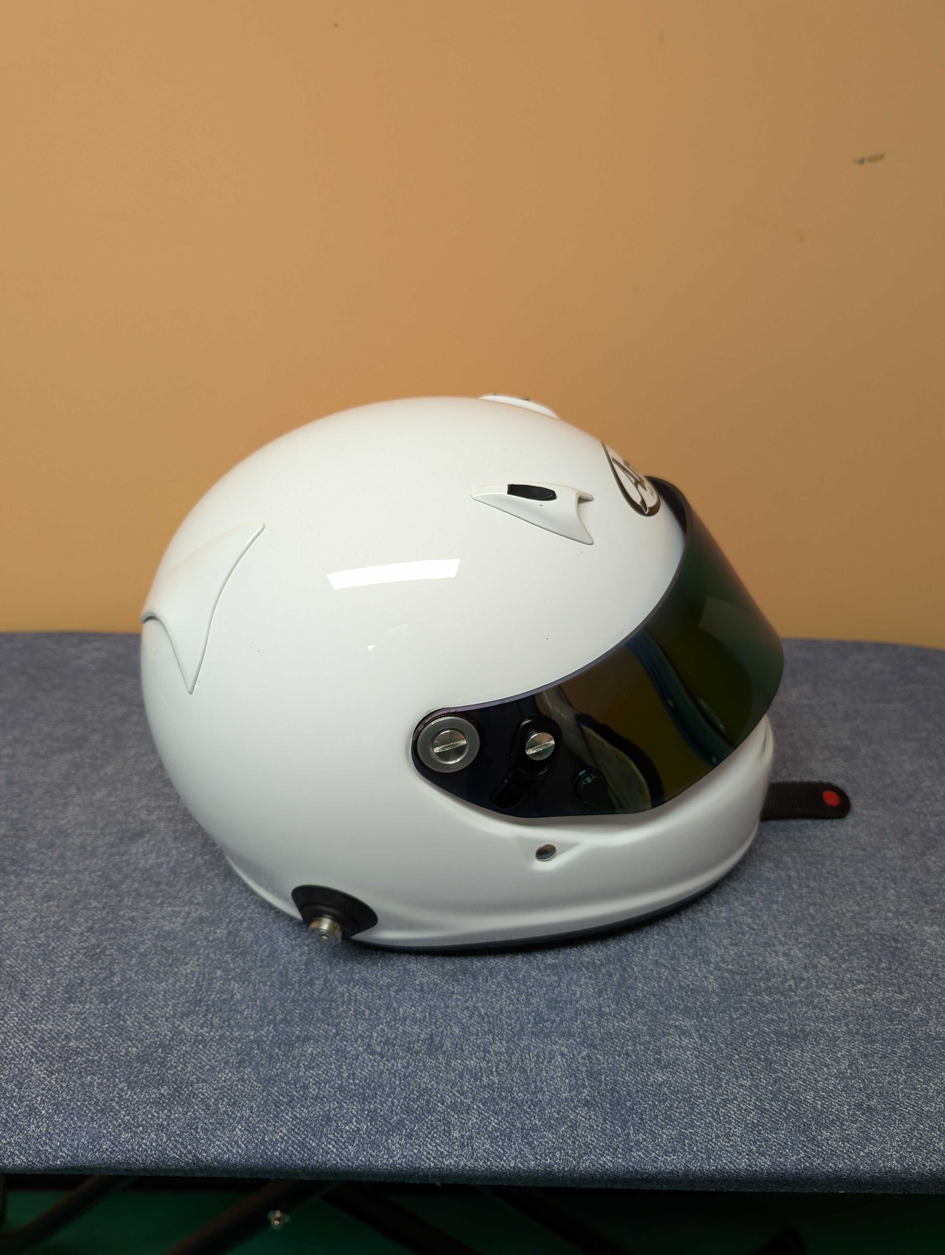 Каска Arai FIA HANS за състезания картинг с хомологация
