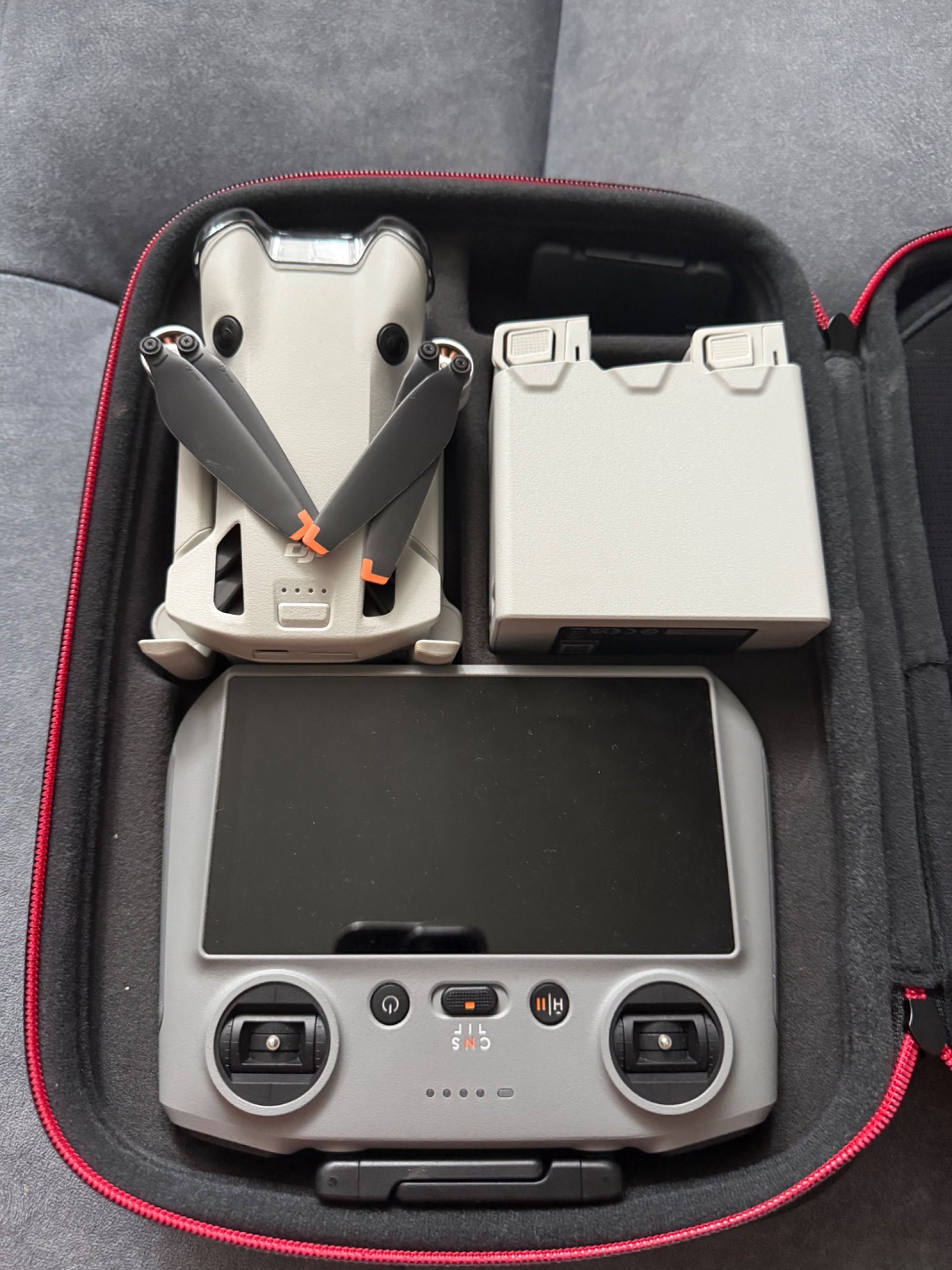 Дрон DJI Mini 4 Pro Fly More Combo Plus (DJI RC 2) белый