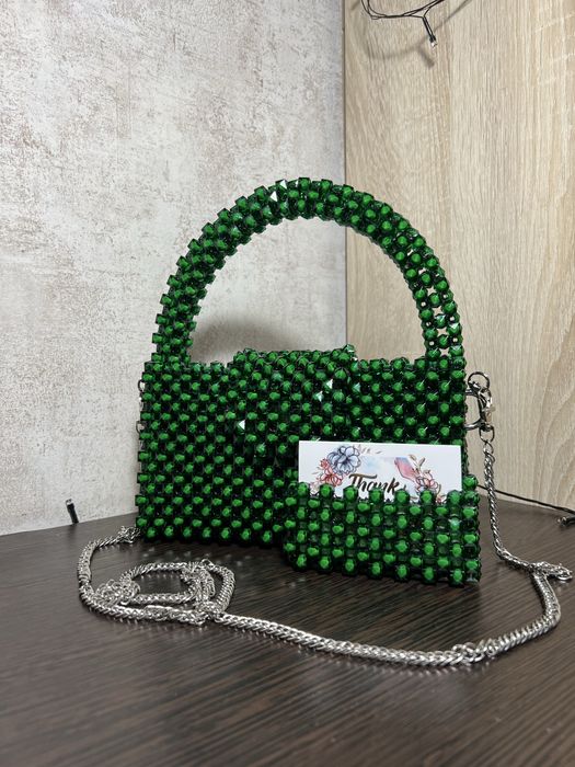 сумка из бусин выполнена в зеленом цвете