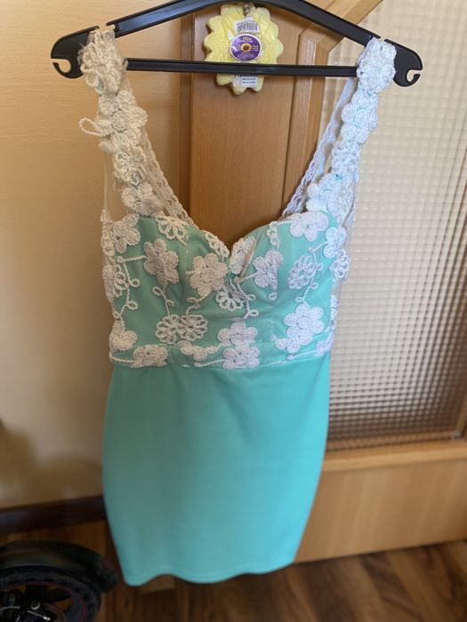 Vand rochii de ocazie